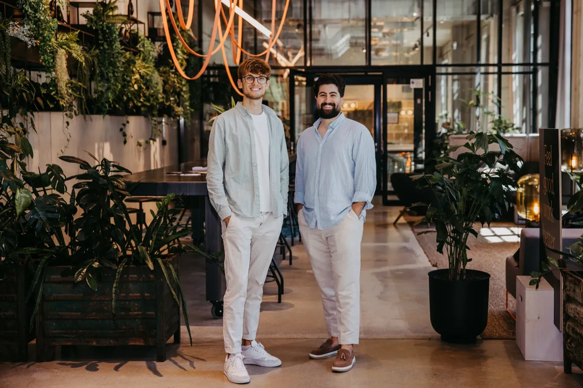 Adrian Aden und Timur Mutluer, Geschäftsführer der InnoSolv GmbH